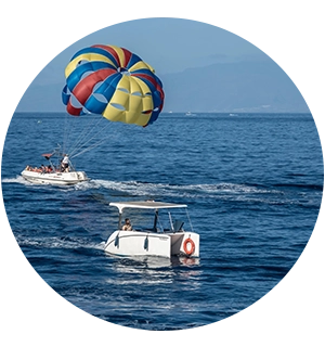 Paracaidismo sobre el mar azul