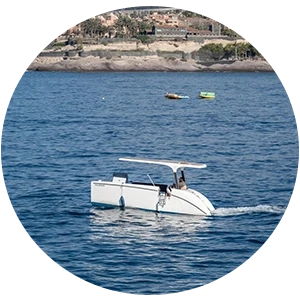 Barco navegando en aguas tranquilas.